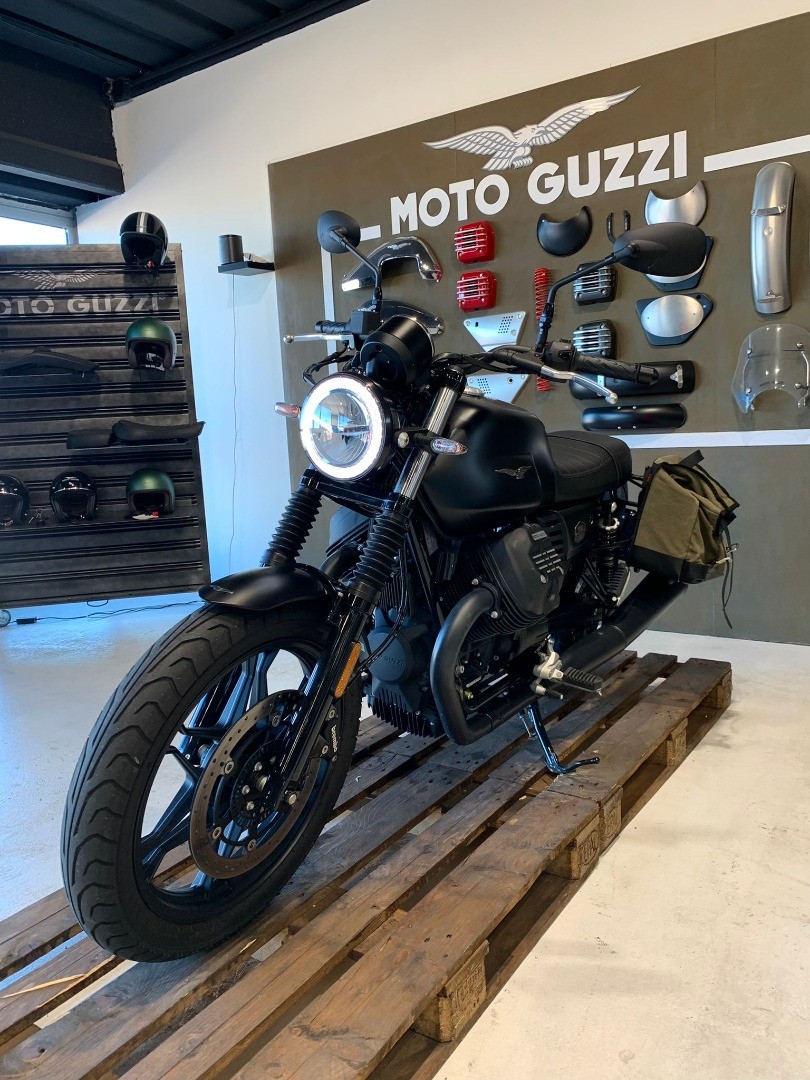 Moto Guzzi V7 III Stone Night Pack